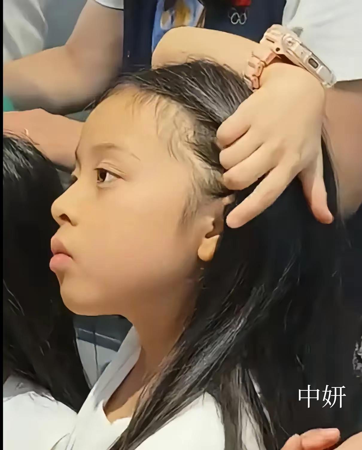 遗传真是一门玄学，郭晶晶的女儿不像妈妈，也不像爸爸，竟然最像奶奶，朱玲玲