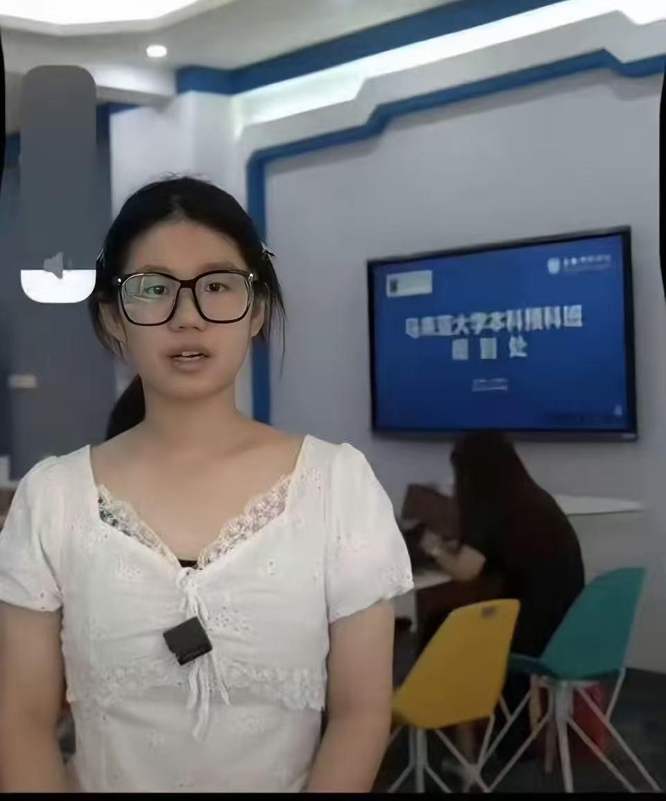 “摸臀”女子迎来了最大的反噬！学校曝光不到24小时，报到照被扒，已经有网友发了英