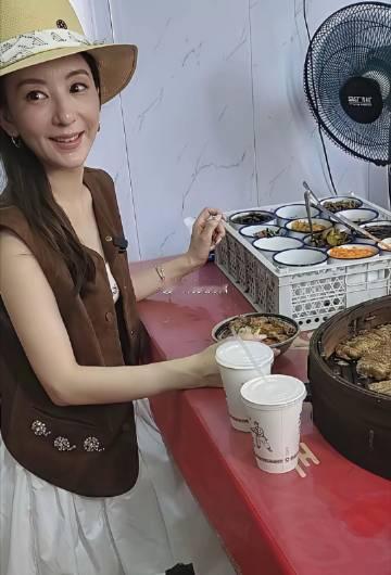 身价上亿的富婆方媛，居然吃这么廉价的路边摊，不会掉身价？