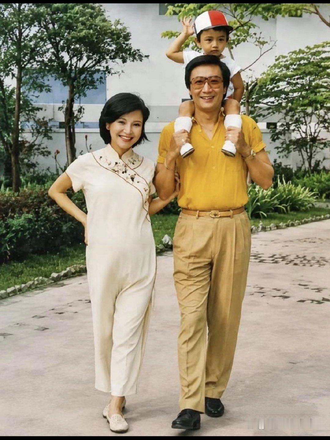 1982年，46岁谢贤背着2岁谢霆锋。一张跨越时光的老照片，道尽光阴流转，岁月不饶人。​