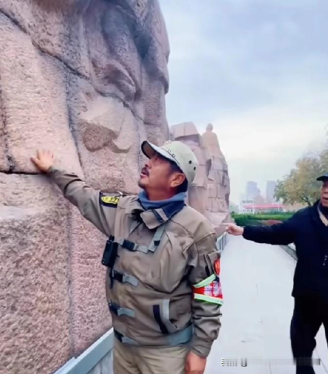 东天山驼队蒋队长参观丝绸群雕。见证从丝绸之路起点长安出发的浩大驼队。只可惜驼队