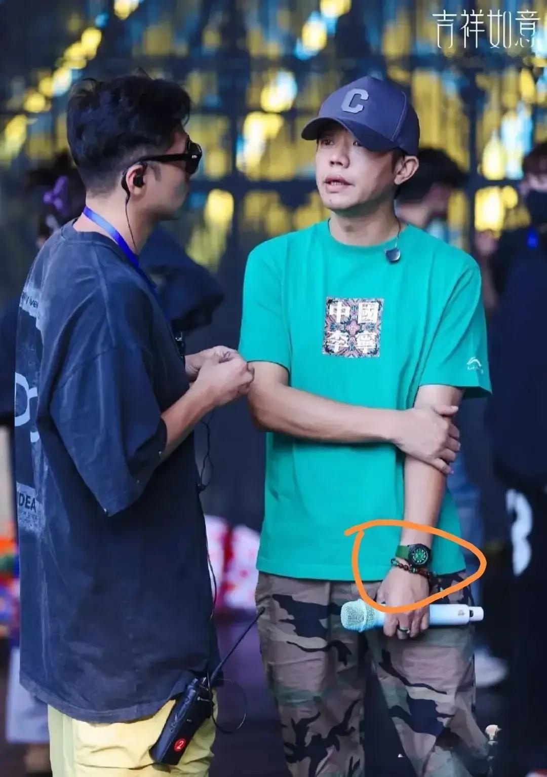 曾毅这块表，把网友眼睛辣疼了！青岛演唱会彩排照刚流出来，眼尖的网友就炸锅了。