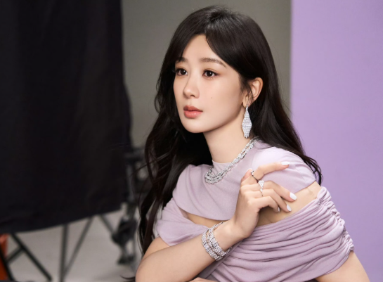 杨紫确认出席罗马时装周是临时增加的行程，杨紫是真想开了，不再一味的待在剧组专研