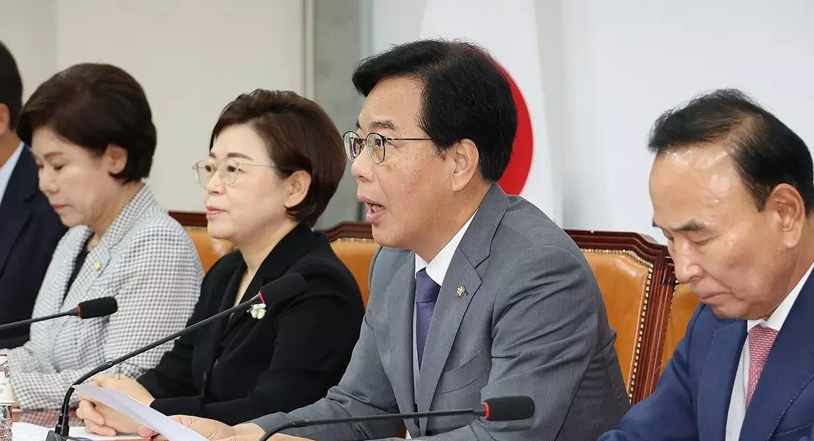 韩国部长候选人惹争议，快滚回家吧啥？韩国那些要当大官的人