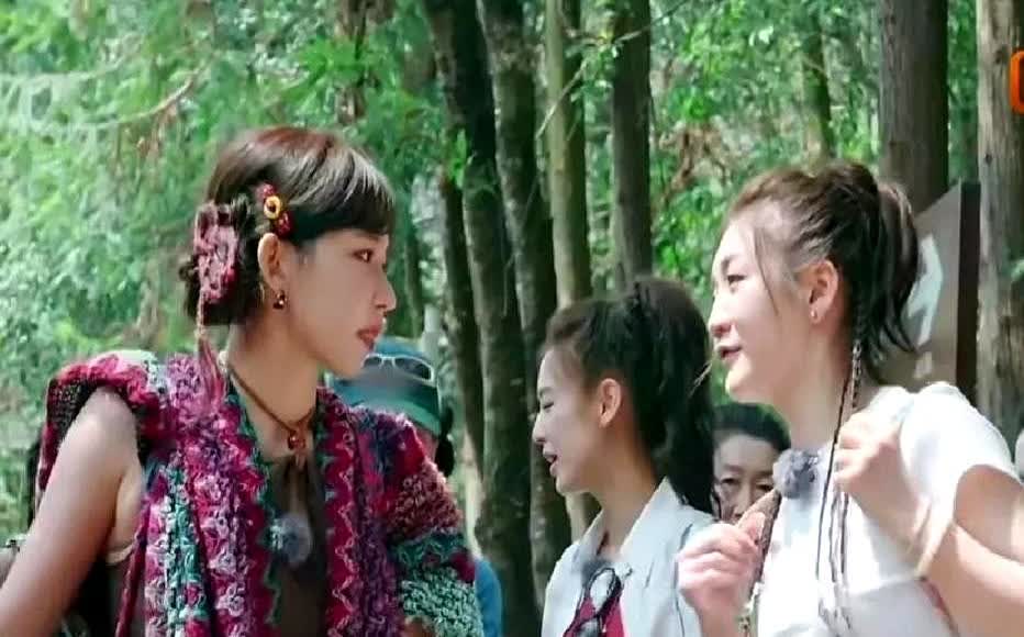 陈梦背12瓶水和程潇一起跑步上山。陈梦对程潇说，我负责背水跑步，你负责貌