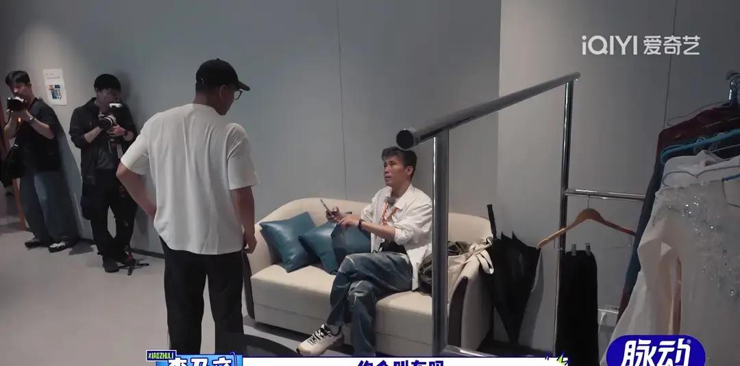 胡军：“我不认识回去的路。”佟丽娅：“所以你打车。”李乃文站旁边，是真一点也不帮忙，嘴上还在问“你会