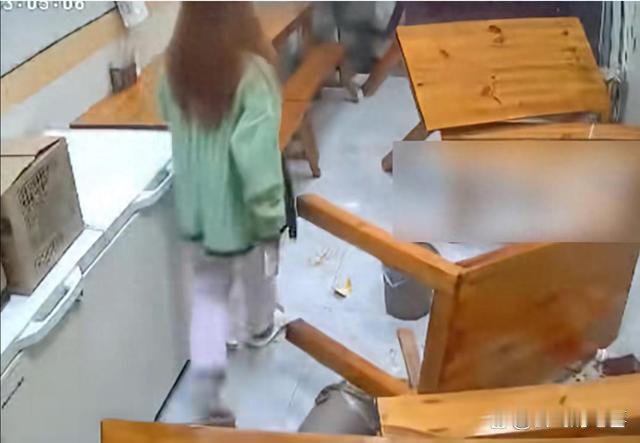 赣州女子蹭WiFi借钱不成反砸店那双拖鞋跑不出法网江西赣州一家小餐馆里，