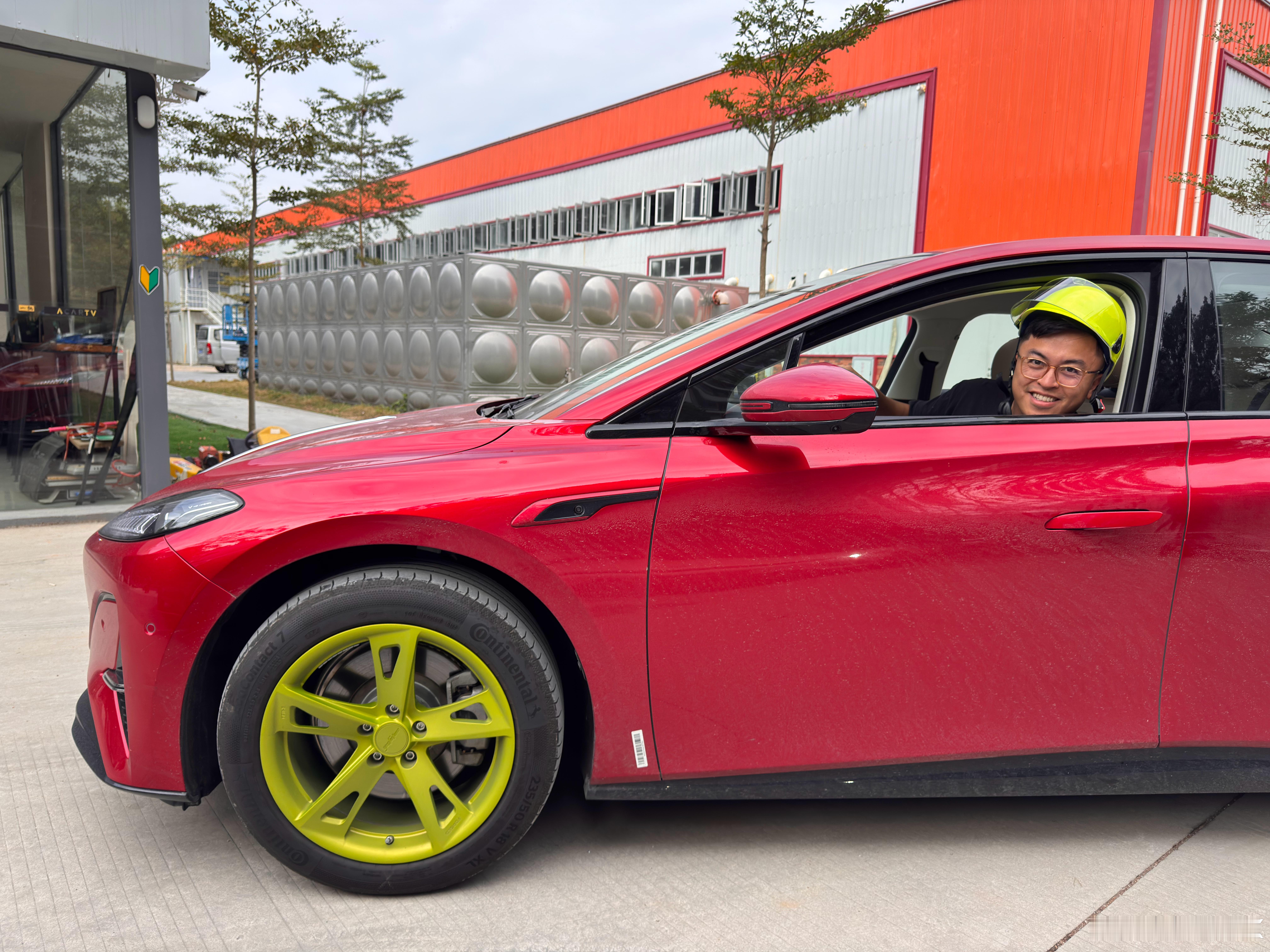 找到跟轮毂一样颜色的头盔🪖