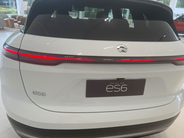 蔚来ES6急需改进的设计ES6的后门踏板后沿为什么要设计成有凸出部的样子？！在