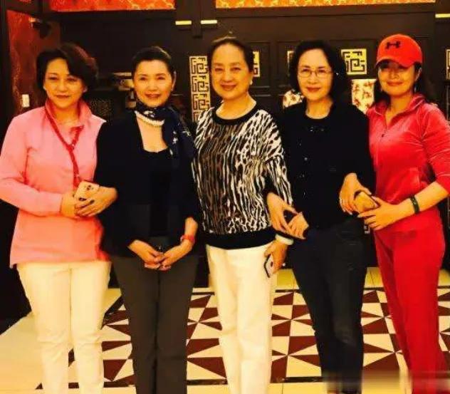 这张5人同框照，我认出了风姿绰约的宋晓英，笑意盈盈的张金玲与眉黛轻舒的姜黎黎，左