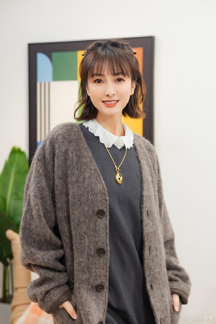 吴昕换风格惊艳蜕变，开衫外套搭灰色长裙，简约大气尽显高级感