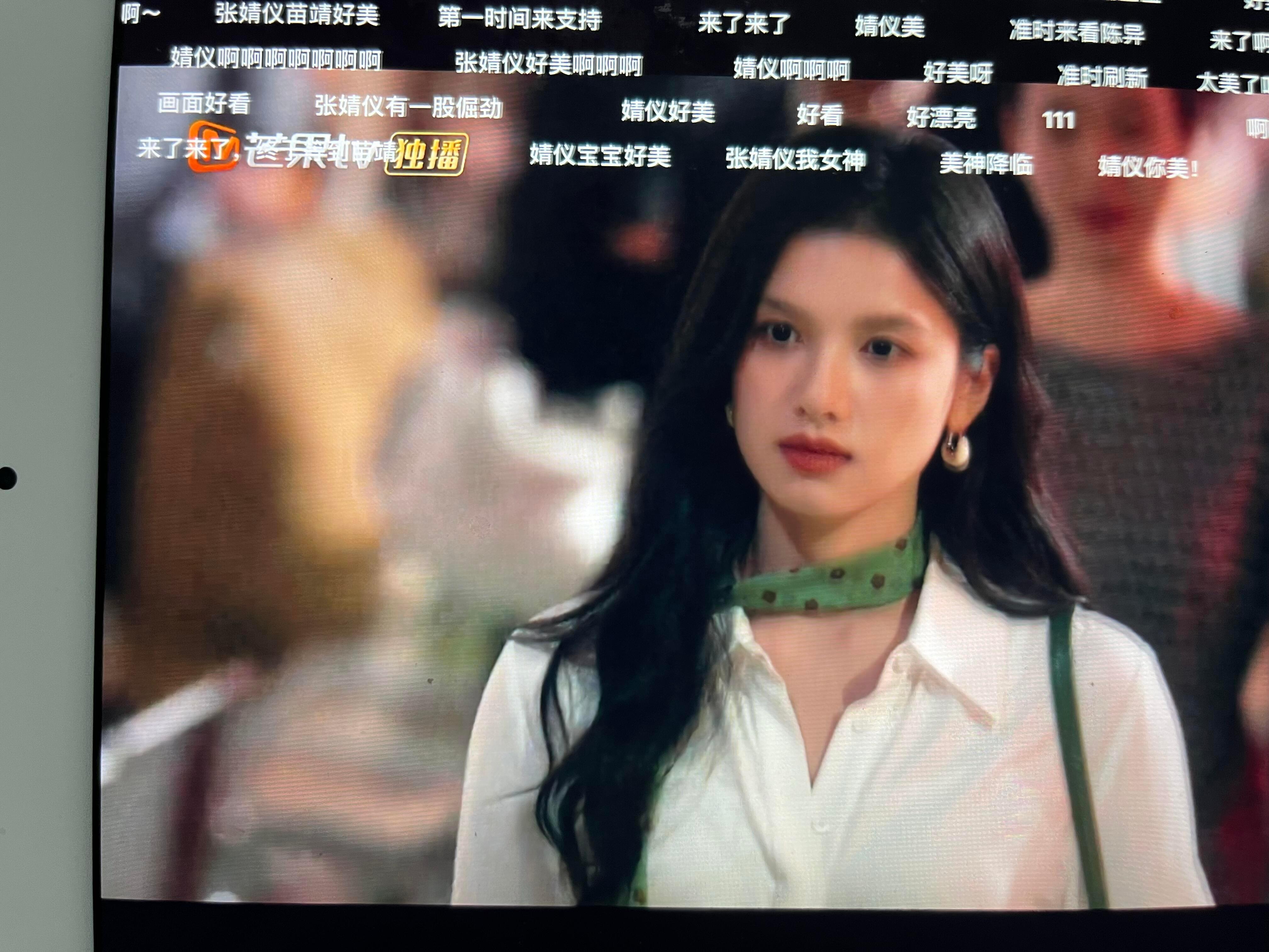 不是以为在拍Burberry广告呢哈哈哈，这脸真的绝了天生的电影感