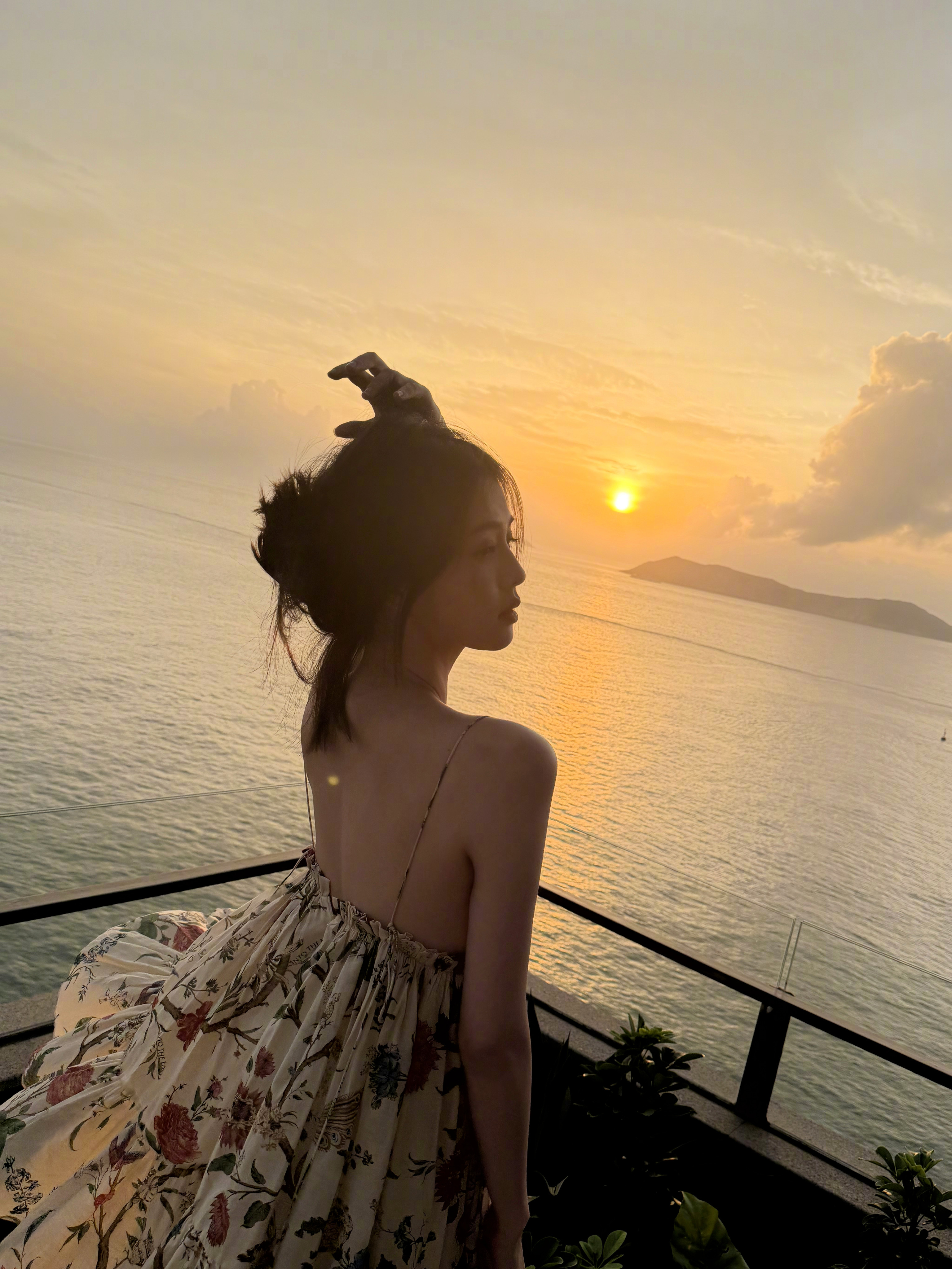 白鹿海边度假泳装，身材娇美，白里透红白鹿