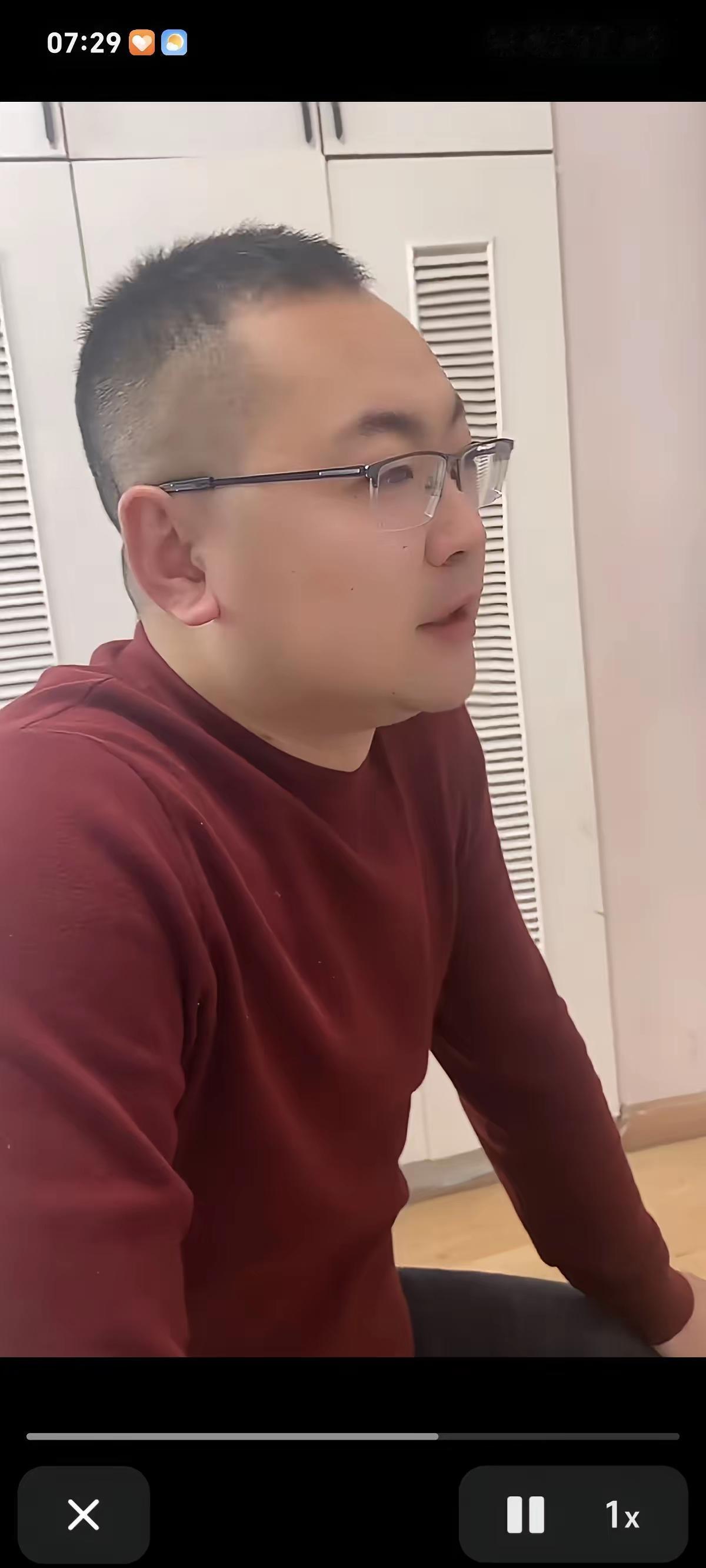 这是一个三观非常正的父亲，当妈妈告诉爸爸，“儿子英语考了59分，全班倒数第一时”