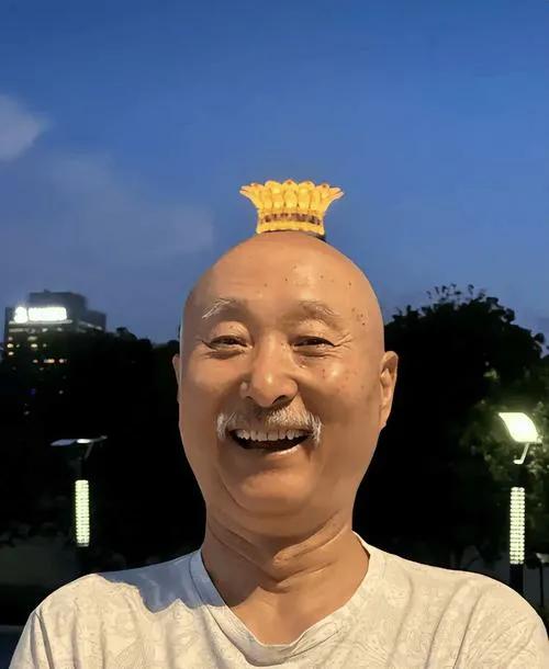 当年有人问陈佩斯，你是喜欢姜昆还是郭德纲。姜昆代表的是正统的传统相声。而郭德