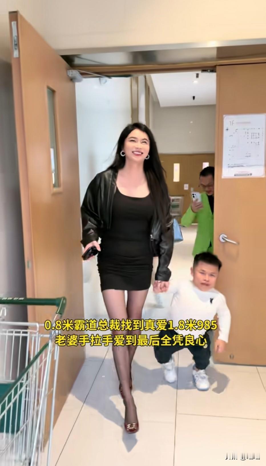 有钱人终成眷属，笑得合不拢嘴，一辈子都衣食无忧了[呲牙笑]