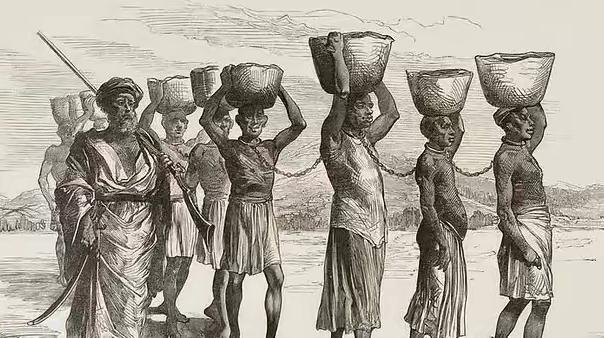 黑奴贸易里，奴隶贩子把黑人扒得精光、让男女挤在一起，表面看是省钱省事，实际上是一