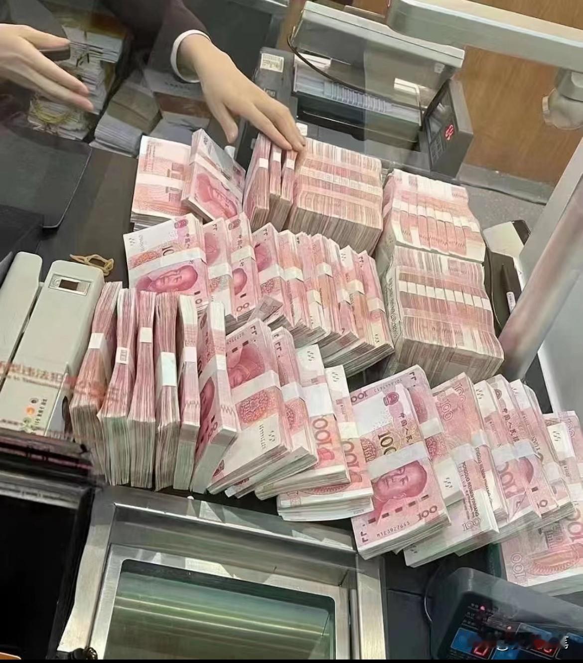 我哥嫂在银行6年，真心奉劝大家一句话！如果你手里有10万以上，千万别存银行