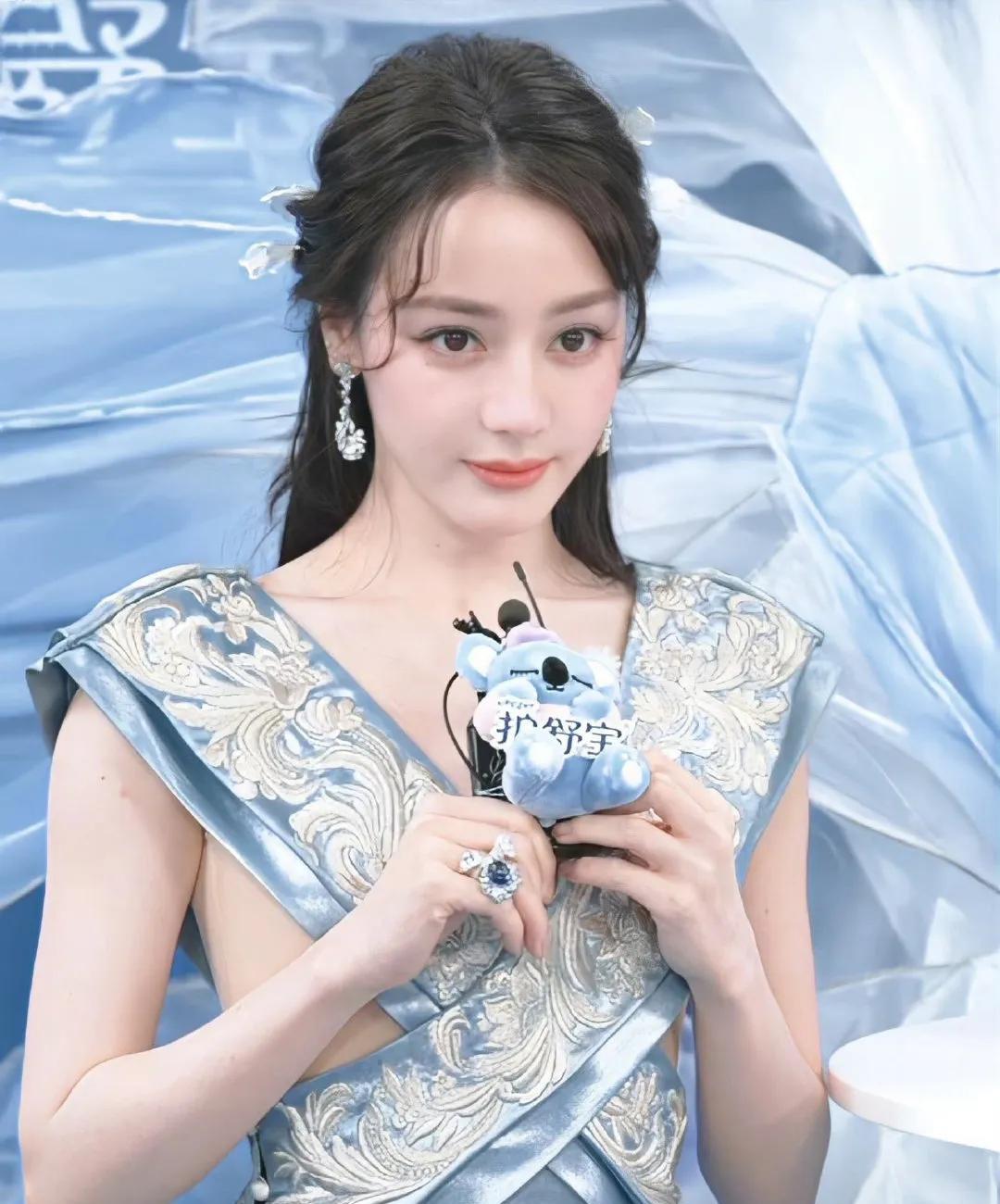 这套礼服能封神，全靠女神的绝美身材撑气场！行走的衣架子，说的就是她！