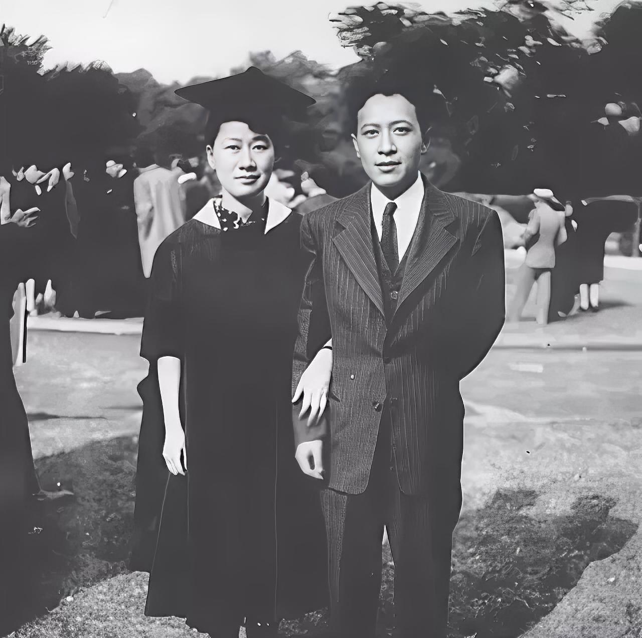 1933年，钱钟书追求燕大校花赵萝蕤，可赵萝蕤根本没有看上他，而是喜欢当时一文不