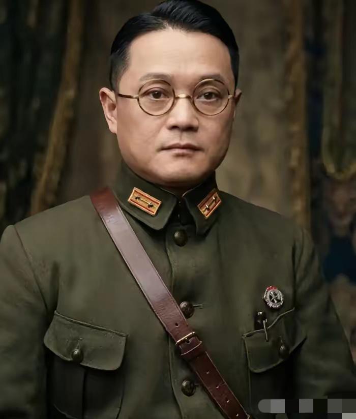 1949年，国军上将潘文华决定起义，却发现七姨太是特务，为了不打草惊蛇，他对七姨