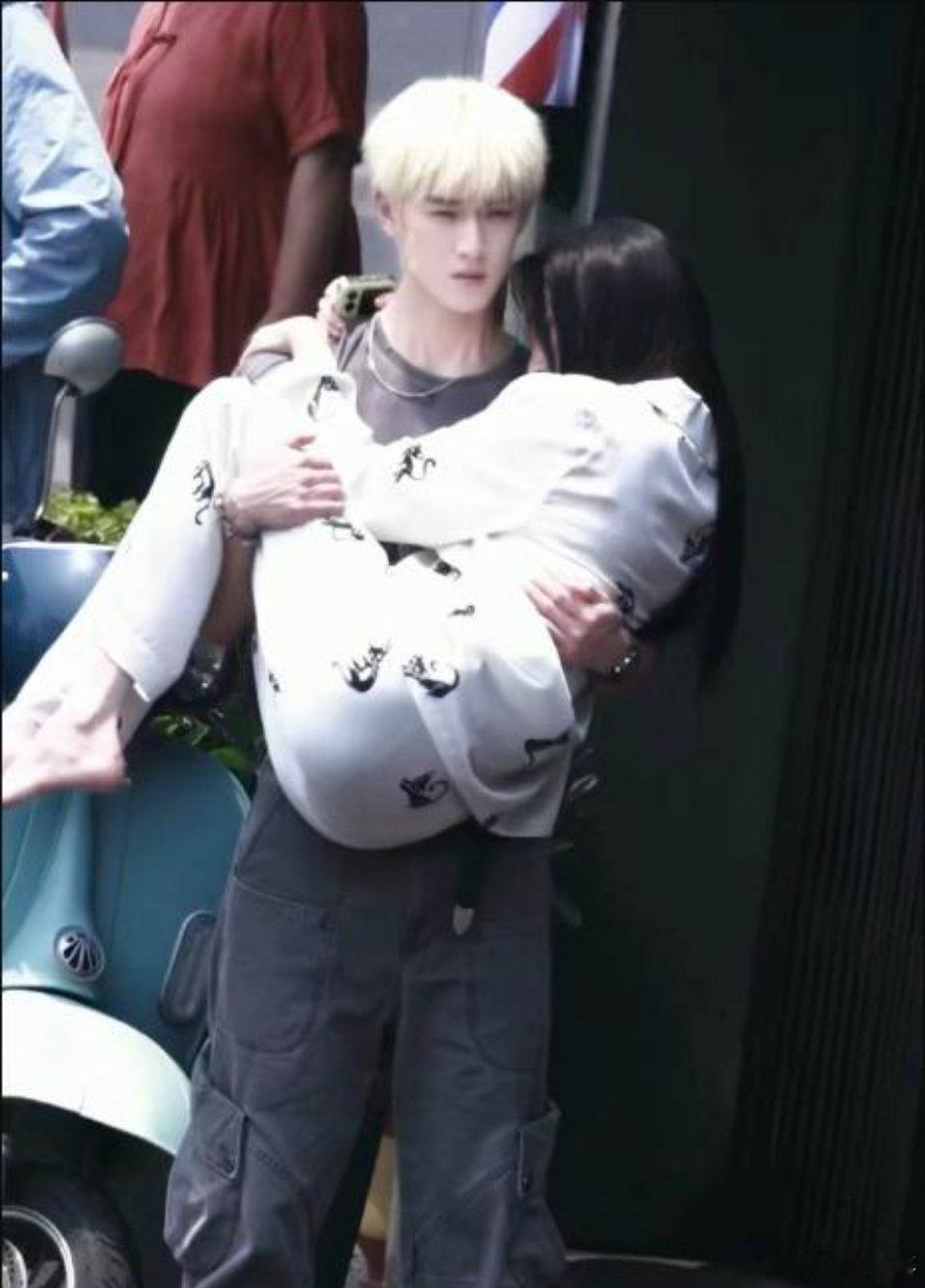 关晓彤最佳CP搭档出现了，李昀锐男友力，直接远超鹿晗！耀眼