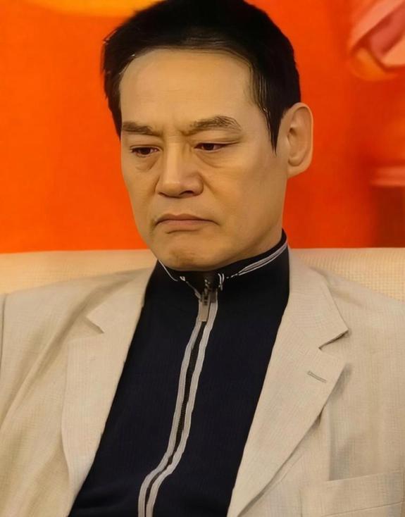 600美元吉他、300美元眼镜，巍子亲眼看到儿子奢靡度日，当场断供只留学费，儿子