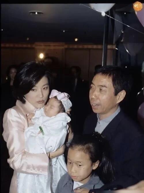 港媒的嘴有多毒？死死盯了林青霞女儿二十年，就为了证明一件事：丑基因总能干掉美基因