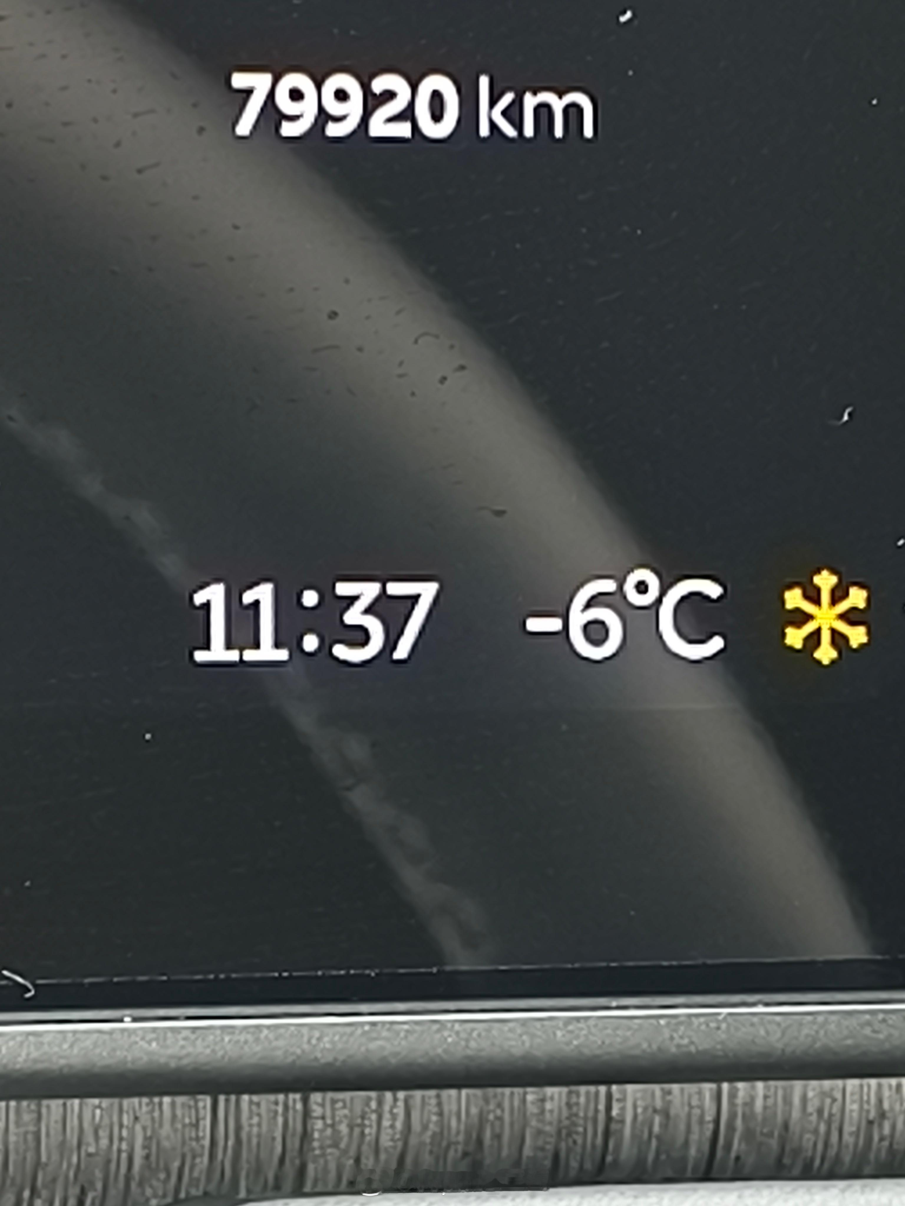 夏季胎在夏季胎的边缘疯狂试探