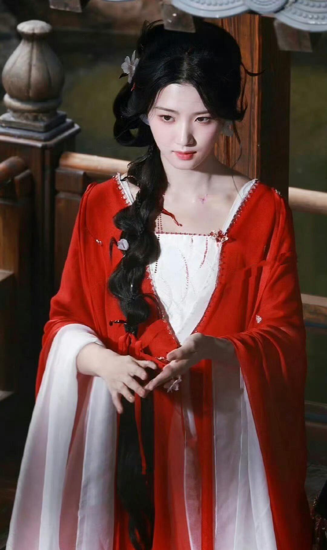 卢昱晓入青云路透造型，盘发真的好适合她妆发放大优势，显得人柔媚又娇俏，这剧里她造
