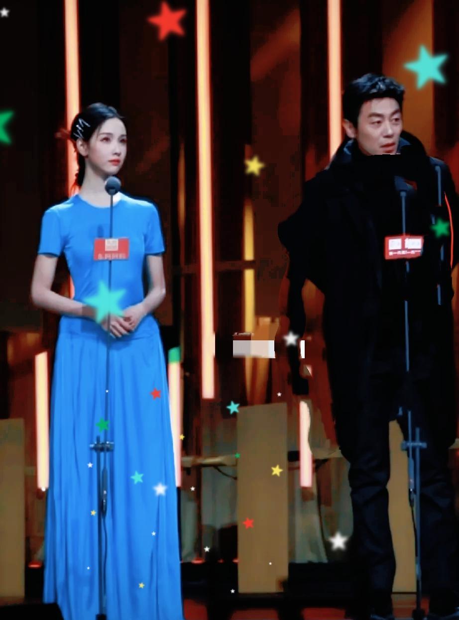 红毯比美，彻底过时了。昨天最火的不是谁艳压，是朱亚文在零度天气里裹紧了他的长款