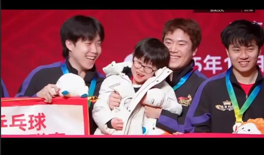 5岁娃冲进场，王楚钦秒变保姆南京乒超决赛刚散场，梁靖崑把儿子凉皮往场边一放