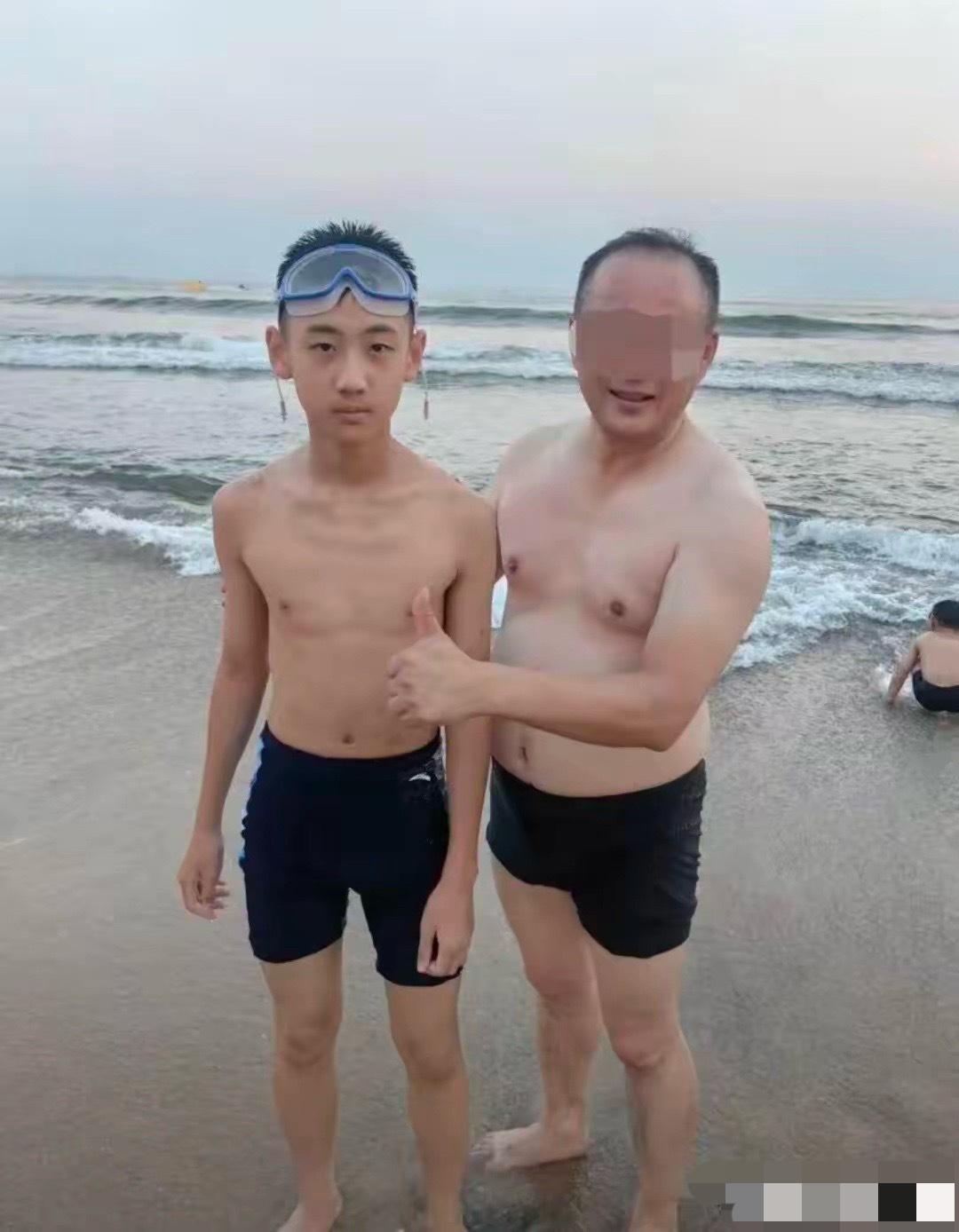 这个14岁的湖南少年在广东惠东县海边救了一家三口，8月20日他的行为被