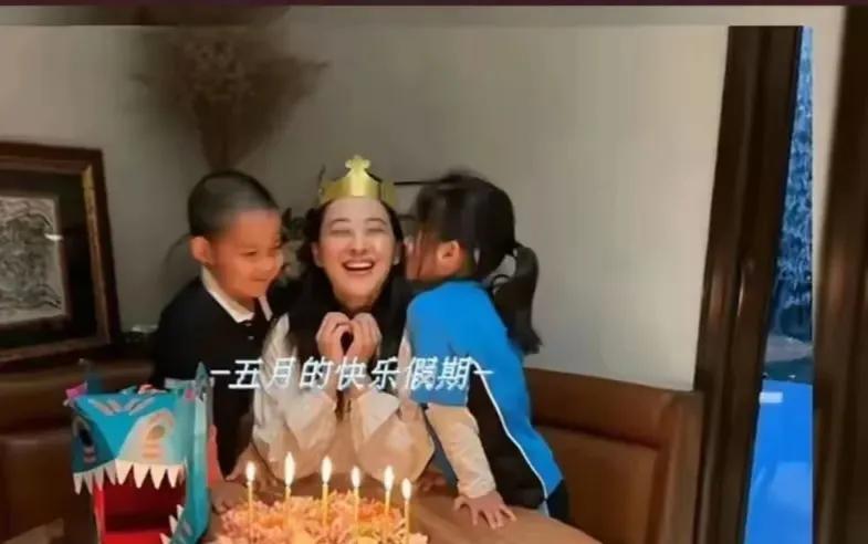 50岁生日之际，梅婷现身南京家中庆生，老公大花臂吸睛，儿女相伴许愿，满室温情勾勒