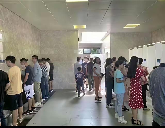 哇塞！真是堵车又堵心？这几天高速公路服务区厕所都变成这样了？[捂脸哭][捂脸哭][