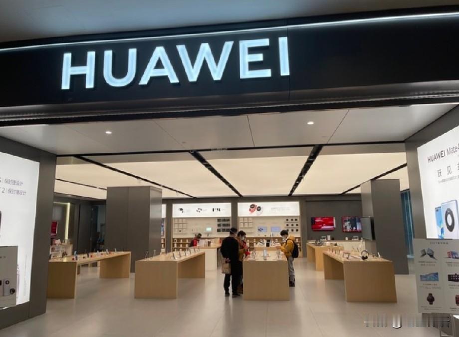 83岁老爷爷谈恋爱老倔头的手机这几天充电费劲。今天上午，陪他去手机市场更