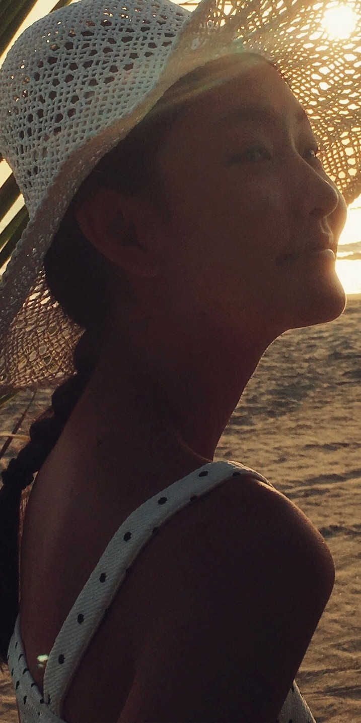 周依然，早期青涩泳装写真。周依然