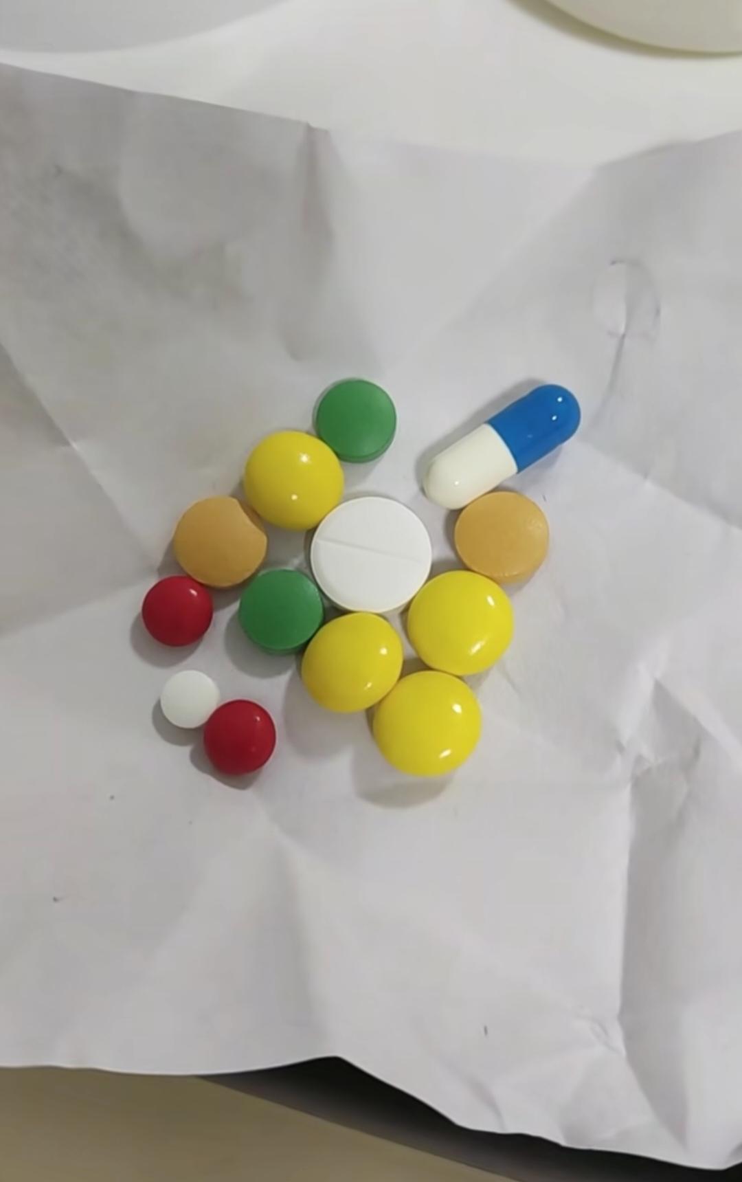 医生说便宜的药都是假药，便宜没好货。前几天感冒发烧，去社区医院，然后医生给我开了