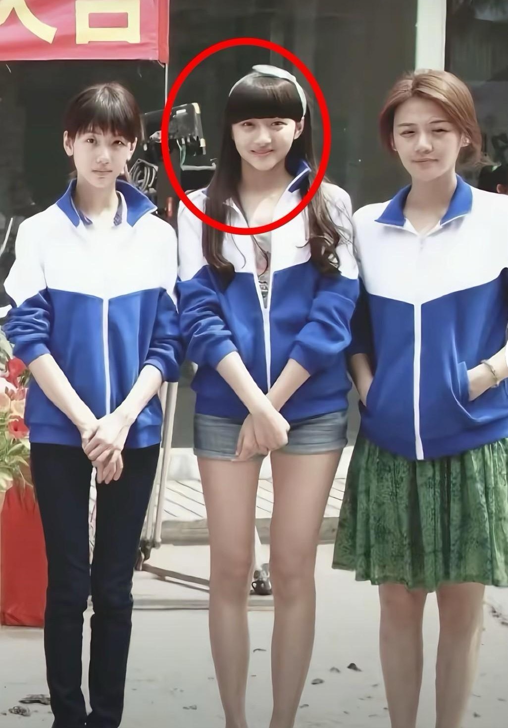 看到这张照片我才知道骨架大可太吃亏了照片里明明关晓彤最美但骨架小的陈都灵在她身边