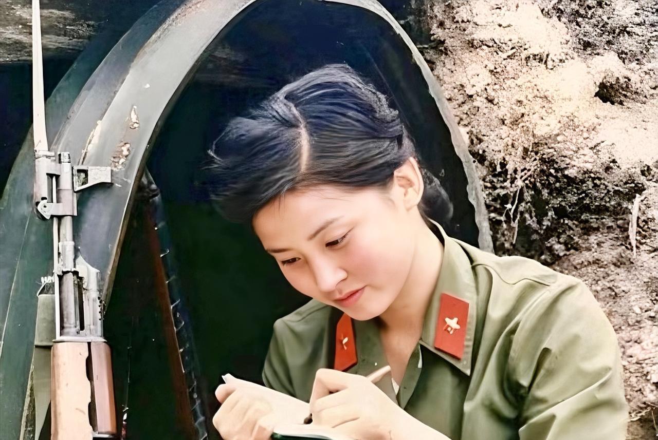 对越自卫反击战中，一个年轻漂亮的女战士，正坐在猫耳洞外，全神贯注地给家人写信。她