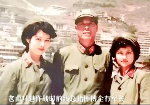 这是老山轮战期间，傅全有军长和两名战地女兵的合影，画面看着朴素平淡，可谁都没能料