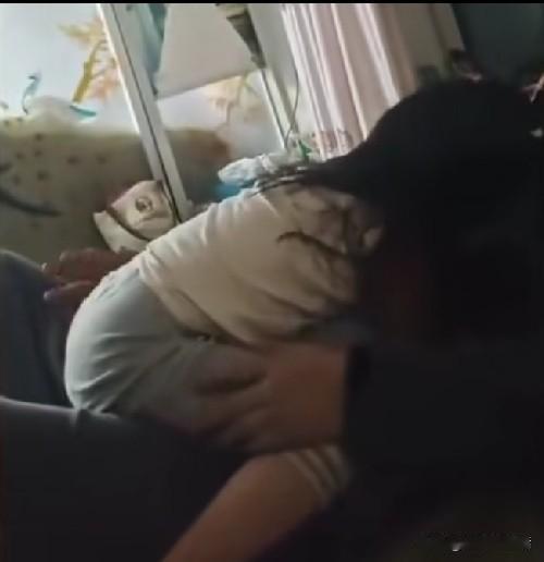 震惊！正常的父亲会这样抱女儿吗？这姿势已经有猥亵倾向了！奉劝这位偷拍丈夫质问