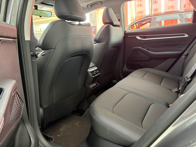 帝豪的细节拉满啦虽然价格不高，但是内饰也是非常不错！空间大，储物功能强，很适合