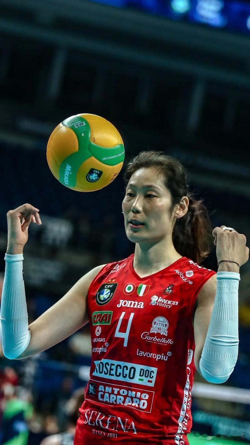 朱婷这回终于“想通”了！记者问她，想回女排吗？她坚决说：不回。这可能会是她