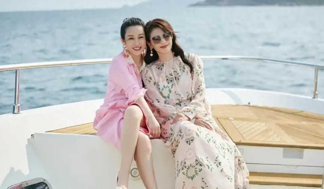  47岁秦海璐刘涛出游，时髦穿搭尽显不同韵味47岁秦海璐与刘涛一同度假，闺蜜二