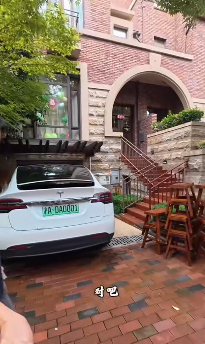 前几天接了一个烤全羊的单，到对方家里现场烤！对方家在市中心是一栋四层别墅！说实话