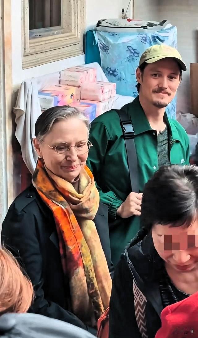 64岁周华健带全家回汕头祭祖，这画面太暖了！家人们，周华健带着老婆儿子回汕