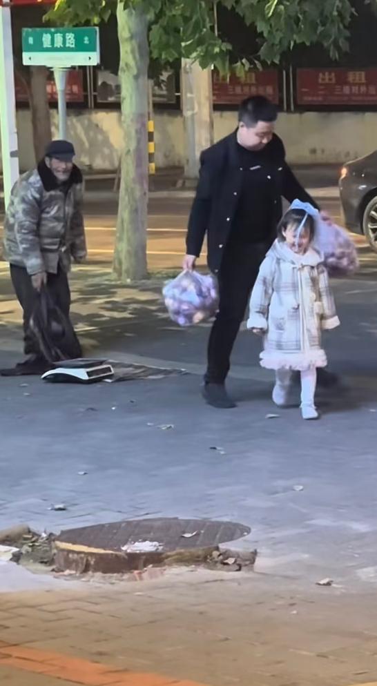 山东淄博一家人深夜回家，在路边发现一个卖苹果的老人，孩子的父亲赶紧让媳妇儿掉头把