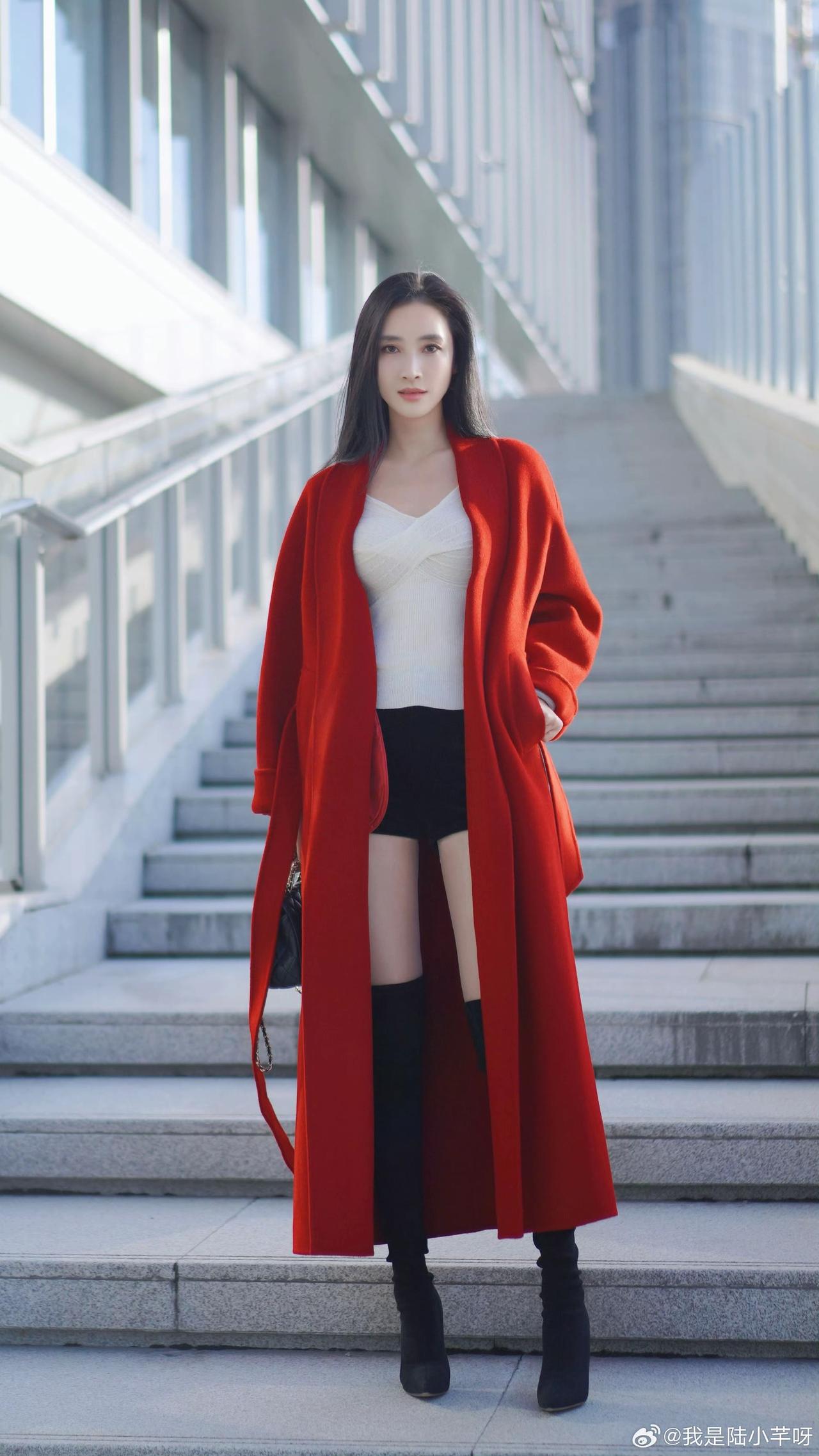 红色大衣搭配黑色短裙，冬日里的时尚灵感