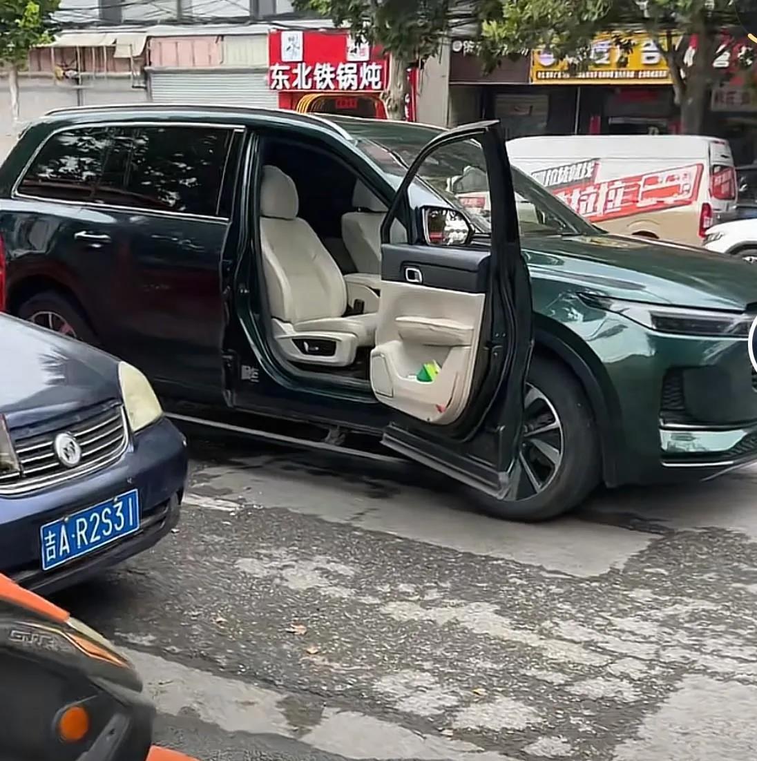 这什么车，为什么车门可以开这么大